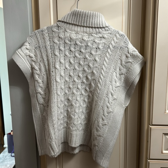 Sleeveless sweater. Current season. - Picture 2 of 5